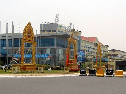 Dismantling the king's memorials